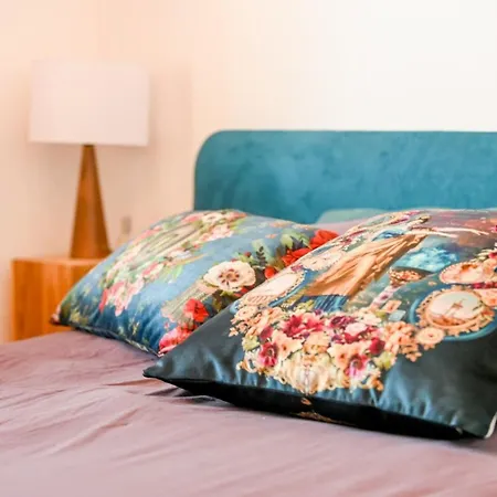 Diane - Central Spacious Atypical - By Tgb *